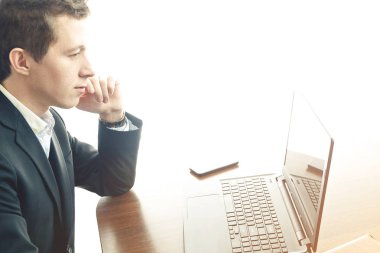 çalışan genç iş adamı