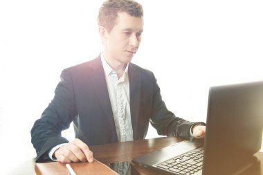 çalışan genç iş adamı