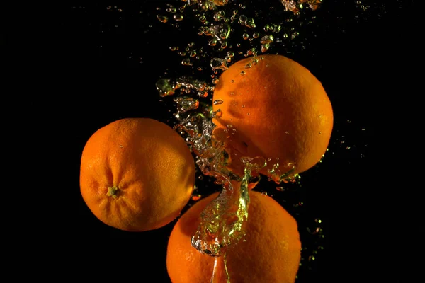 Mandarinas en el agua —  Fotos de Stock