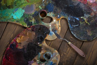 Boyalar, fırçalar, palet koyu ahşap arka plan