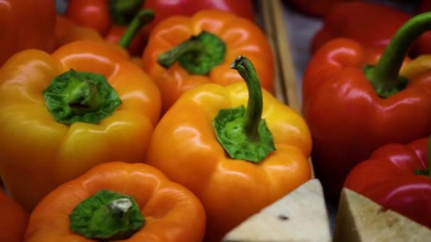 Cajas de frutas y verduras en un supermercado — Vídeos de Stock