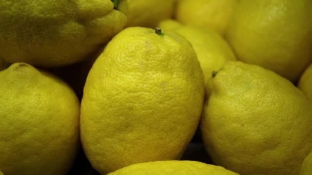 Cajas de frutas y verduras en un supermercado — Vídeos de Stock