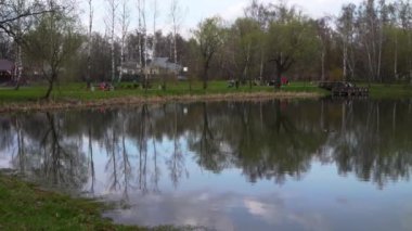 Şehir Parkı erken baharda gölde. 4k