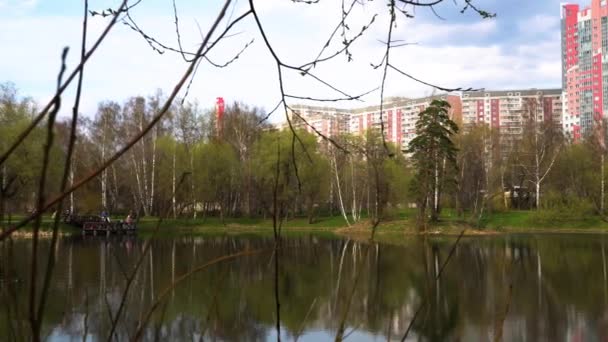 Lac dans le parc de la ville au début du printemps. 4K 