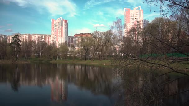 春先に都市公園の湖 — ストック動画