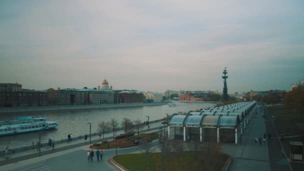 Moscow Crimean Ανάχωμα Και Γέφυρα Βράδυ Ζεστό Μαΐου — Αρχείο Βίντεο