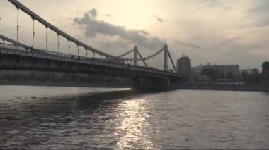 Moscow.Crimean dolgu ve köprü. Sıcak Mayıs akşam.