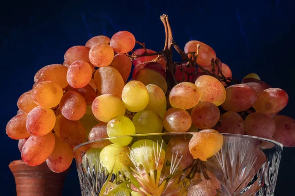 Stillleben mit Früchten und Rotwein. Trauben, Äpfel, Birnen, Pflaumen, Nüsse und blaues Tuch — Stockfoto