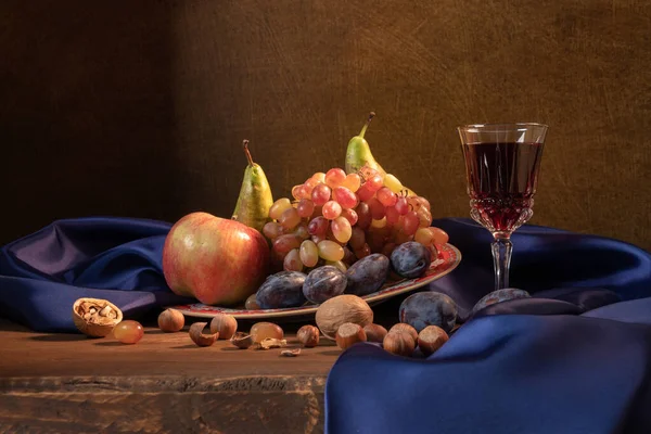 还有水果和红酒。 葡萄、苹果、梨子、李子、坚果和蓝花 — 图库照片