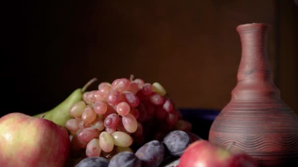 Stilleven Met Fruit Rode Wijn Druiven Appelen Peren Pruimen Noten — Stockvideo