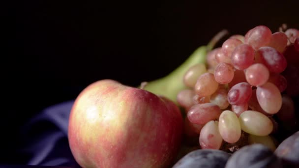 Stilleven Met Fruit Rode Wijn Druiven Appelen Peren Pruimen Noten — Stockvideo
