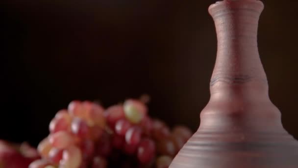 Stillleben Mit Früchten Und Rotwein Trauben Äpfel Birnen Pflaumen Nüsse — Stockvideo