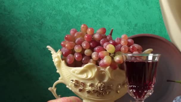 Nature Morte Avec Cruche Terre Cuite Main Raisins Dans Vase — Video