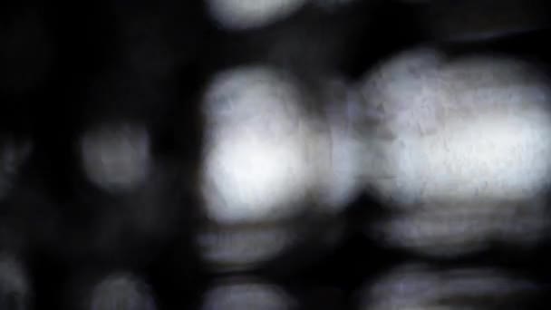 Des taches de lumière colorées, floues, abstraites et mouvantes sur le fond .