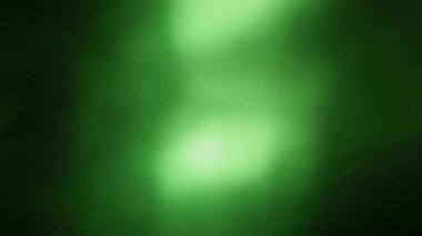 Arkaplanda renkli, bulanık, soyut, hareket eden ışık noktaları