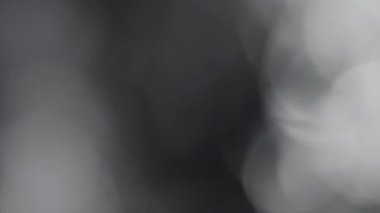 Hareket eden bokeh, sönmüş, bulanık, siyah arkaplanda yanıp sönen ışık