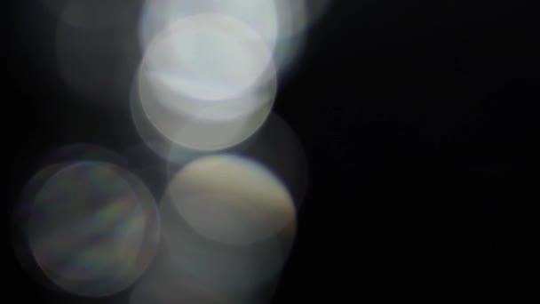 Bokeh en mouvement, défocus, flou, lumière clignotante sur fond noir 