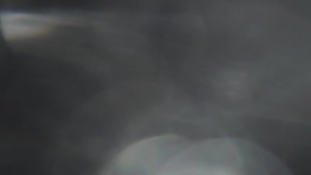 Bokeh en mouvement, défocus, flou, lumière clignotante sur fond noir 