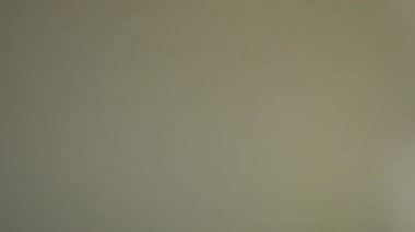 Hareket eden bokeh, sönmüş, bulanık, siyah arkaplanda yanıp sönen ışık