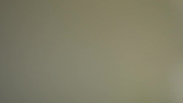 Bokeh en mouvement, défocus, flou, lumière clignotante sur fond noir 