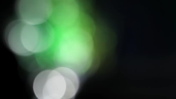 Bokeh en mouvement, défocus, flou, lumière clignotante sur fond noir 