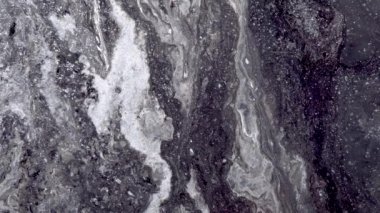 Dökülen boyalardan arkaplanı taşıyan soyut renk yakın plan