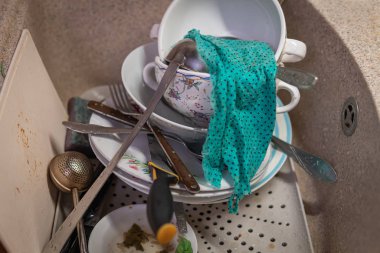 Bir mutfak Lavaboda kirli bulaşık