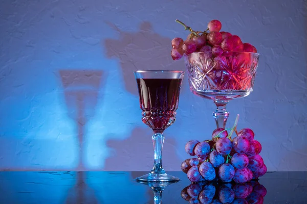 Красный виноград и красное вино в стакане. Натюрморт — стоковое фото