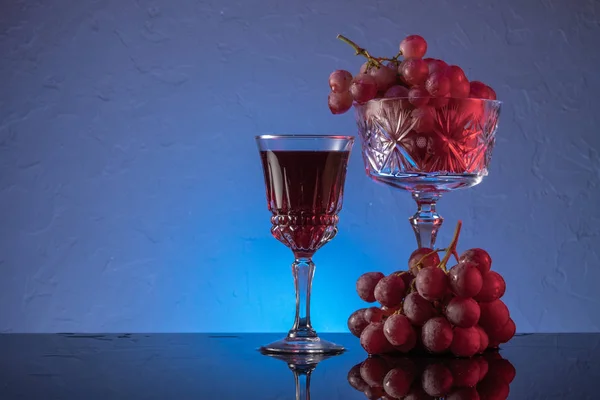 Raisins rouges et vin rouge dans un verre. Nature morte — Photo