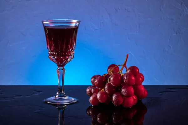 Raisins rouges et vin rouge dans un verre. Nature morte — Photo