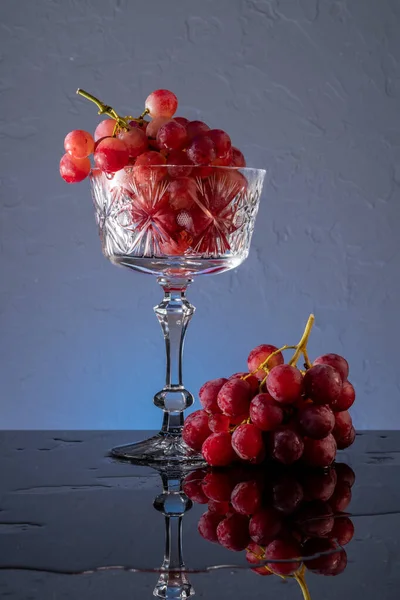 Raisins rouges dans un vase en verre close-up — Photo