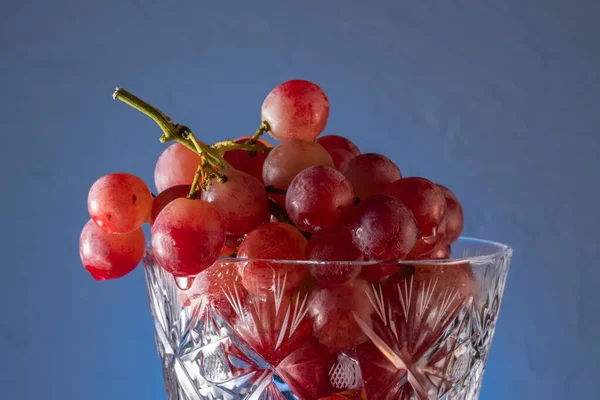 Uvas rojas en un jarrón de vidrio de cerca — Foto de Stock