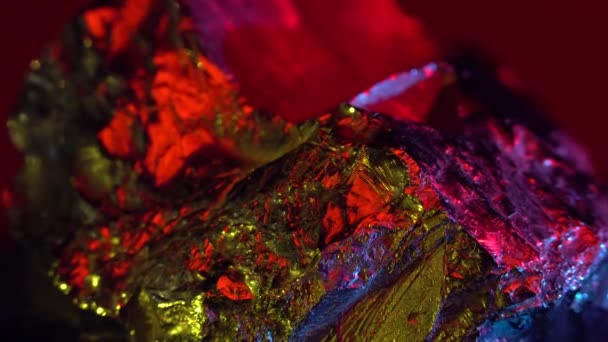 Pyrite Kristali Renkli Işıkla Aydınlatıldı Soyut Renk Arkaplanı — Stok video