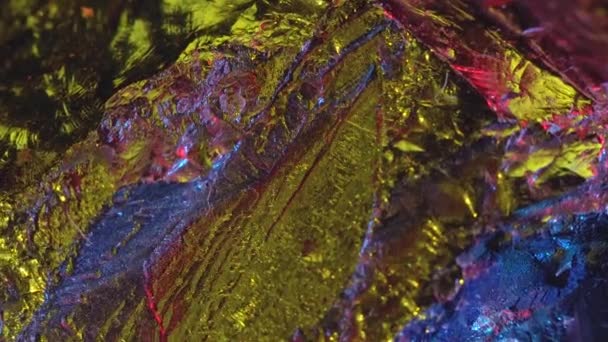 Pyrite Kristali Renkli Işıkla Aydınlatıldı Soyut Renk Arkaplanı — Stok video