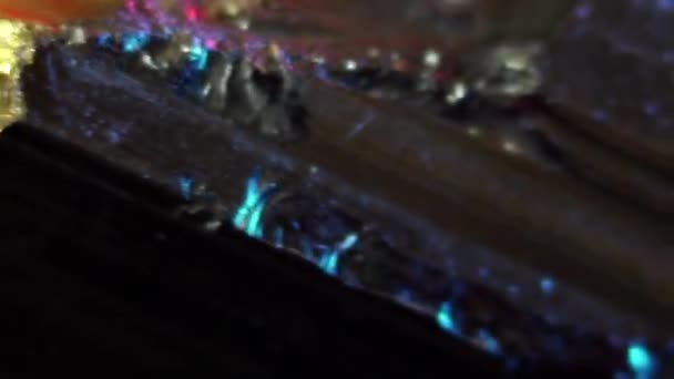 Cristal de pyrite éclairé par une lumière colorée. Fond de couleur abstrait 