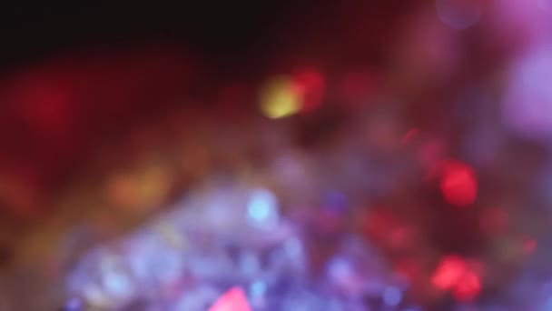 Аметистні Кристали Обертаються Освітлені Барвистим Світлом Абстрактний Кольоровий Фон — стокове відео