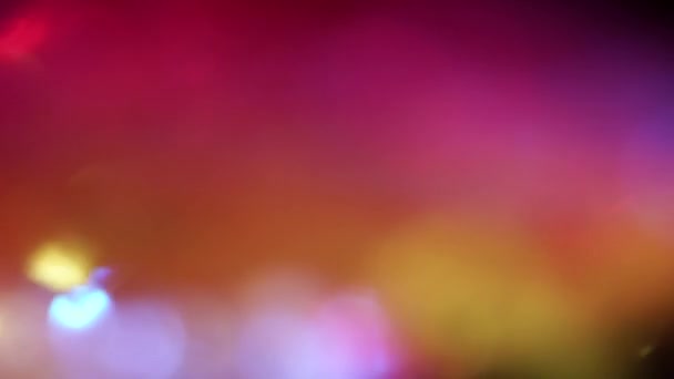 Аметистні Кристали Обертаються Освітлені Барвистим Світлом Абстрактний Кольоровий Фон — стокове відео