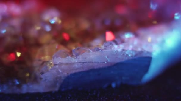 Obracające Się Kryształy Ametyst Oświetlone Przez Kolorowe Światło Streszczenie Tła — Wideo stockowe