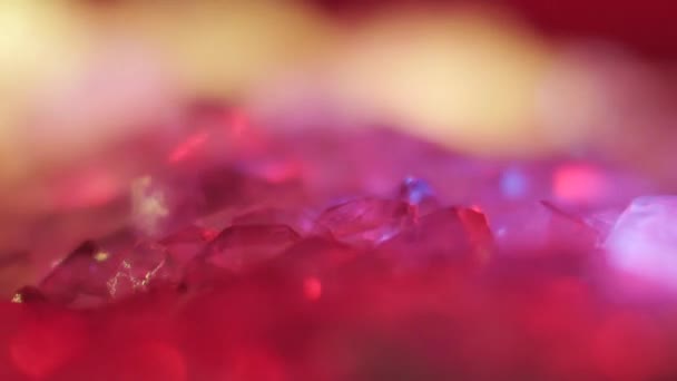 Cristales Amatista Giratorios Iluminados Por Luz Colorida Fondo Color Abstracto — Vídeo de stock