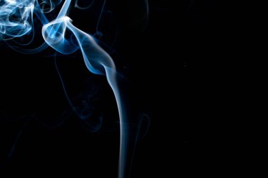 siyah bir arka plan üzerinde renkli duman