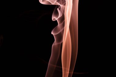 siyah bir arka plan üzerinde renkli duman