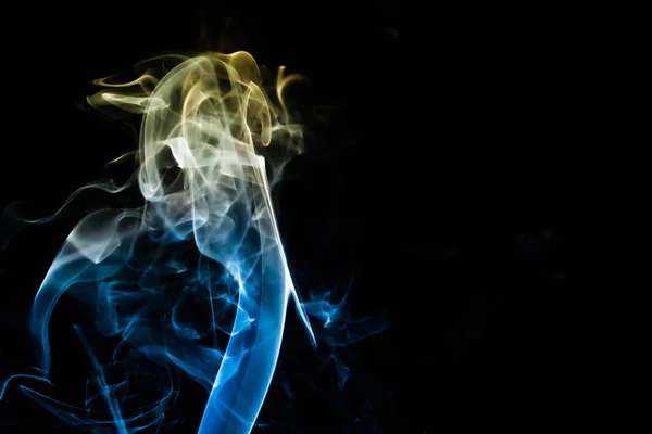 Fumaça colorida em um fundo preto — Fotografia de Stock