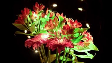 Alstroemeria ve Gerbera çiçekleri. Siyah arka planda su damlaları.