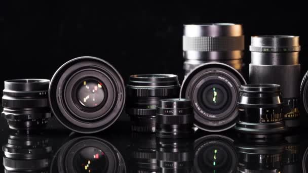 Siyah Arka Plandaki Kamera Için Eski Modern Lensler — Stok video