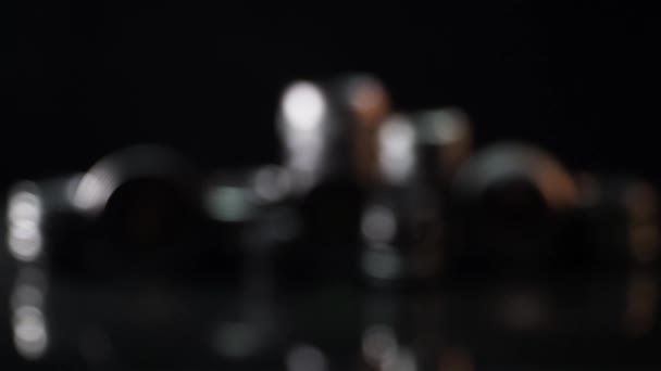 黒の背景にカメラのためのヴィンテージとモダンなレンズ — ストック動画