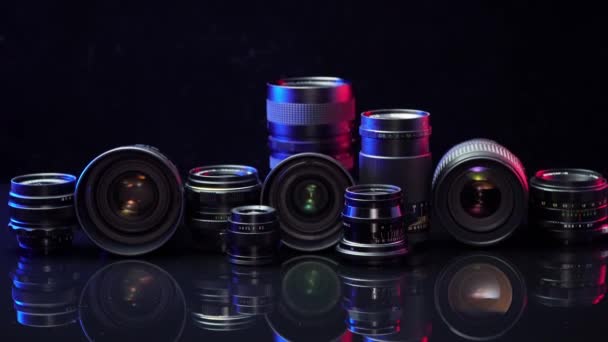 Siyah Arka Plandaki Kamera Için Eski Modern Lensler — Stok video