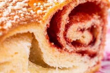 Çilekli çörek ve bir fincan çay.