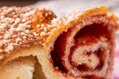 Çilekli çörek ve bir fincan çay.