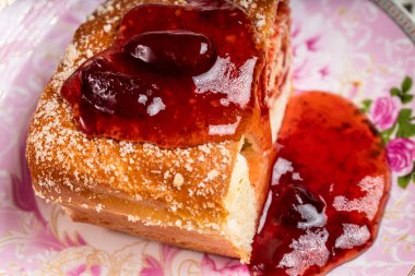 Çilekli çörek ve bir fincan çay.