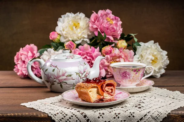 Strudel con mermelada de fresa y una taza de té — Foto de Stock